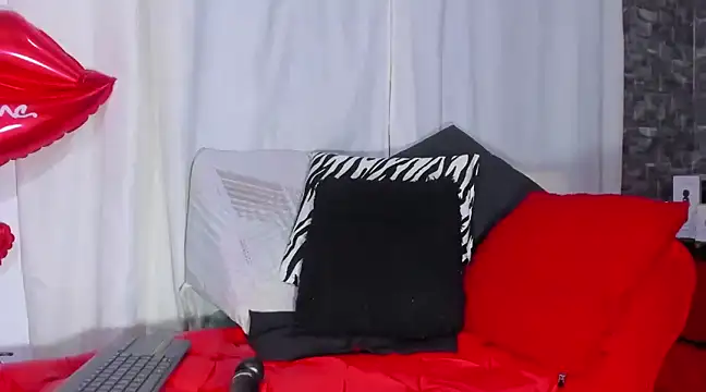 Snapshot of Xiomara-Suarez chatting on 02.25.25 Xiomara-Suarez online show from 02.25.25