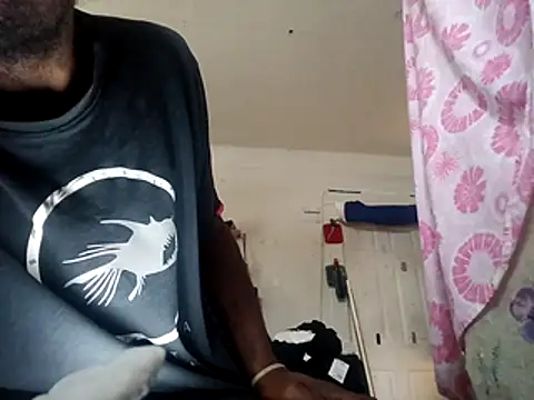 Snapshot of DevinToore chatting on 11.29.25 DevinToore online show from 11.29.25