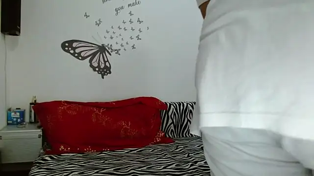 Snapshot of LadyHellene chatting on 11.20.25 LadyHellene online show from 11.20.25