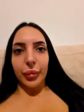 Snapshot of TiffanyPeretz chatting on 11.18.25 TiffanyPeretz online show from 11.18.25