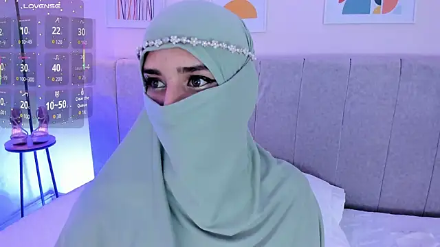 Snapshot of rawiya chatting on 10.28.25 rawiya online show from 10.28.25