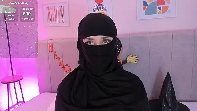 Snapshot of rawiya chatting on 10.31.25 rawiya online show from 10.31.25