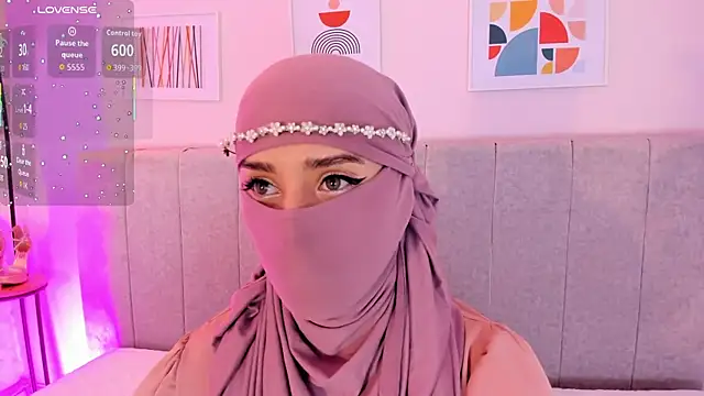 Snapshot of rawiya chatting on 11.28.25 rawiya online show from 11.28.25