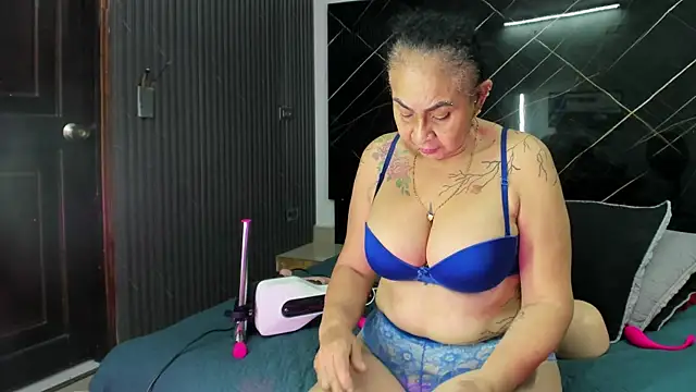 Snapshot of cloee-rabbyt chatting on 10.20.25 cloee-rabbyt online show from 10.20.25