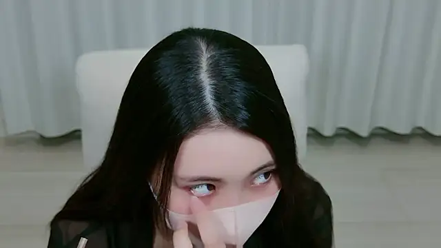 Snapshot of yuki_room chatting on 09.28.25 yuki room online show from 09.28.25