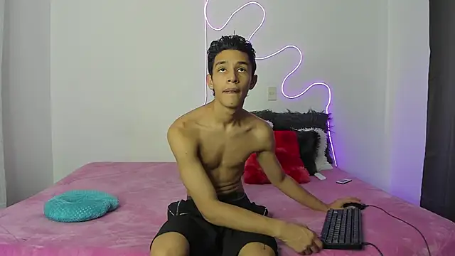 Snapshot of evanscollins chatting on 12.01.24 evanscollins online show from 12.01.24