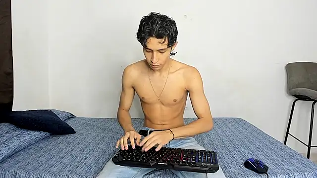 Snapshot of evanscollins chatting on 12.15.25 evanscollins online show from 12.15.25