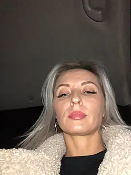 Diamond Bunny  online show from 12.18.24