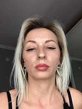 Diamond Bunny  online show from 03.18.25