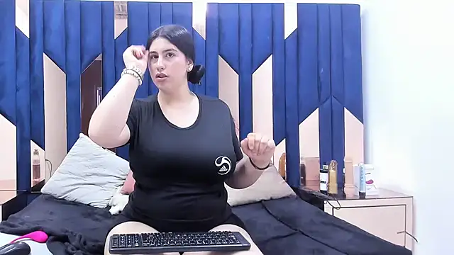 Criistaal  online show from 02.27.25