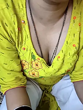 Snapshot of kaveerpooja947 chatting on 10.31.25 kaveerpooja947 online show from 10.31.25