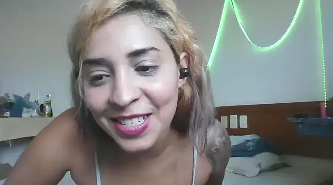 Snapshot of Gabrielleof chatting on 01.06.25 Gabrielleof online show from 01.06.25