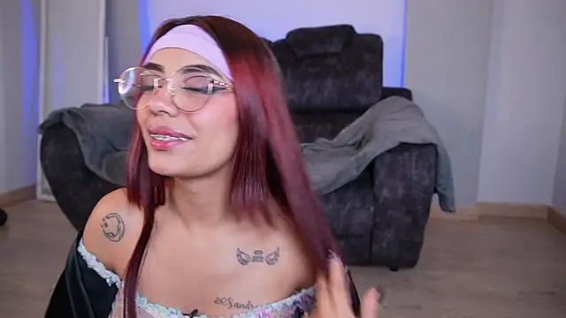 Snapshot of Tiffany_sander chatting on 11.22.25 Tiffany sander online show from 11.22.25