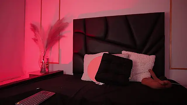 Snapshot of Tiffany_sander chatting on 12.16.25 Tiffany sander online show from 12.16.25