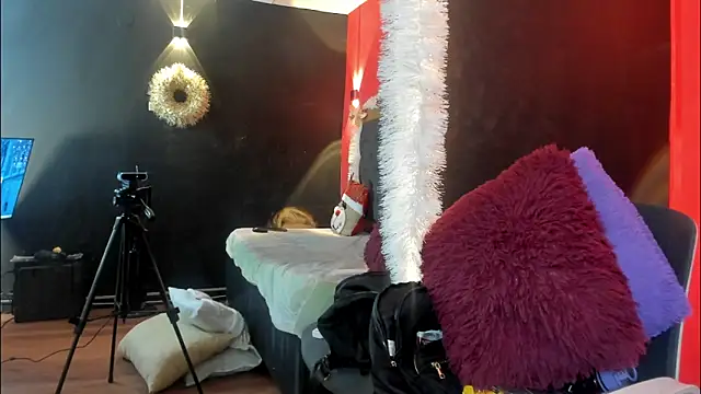 YayaHilton online show from 11.22.25