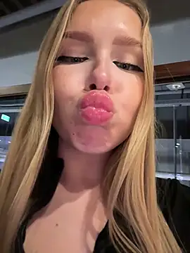 mur girl online show from 12.03.24