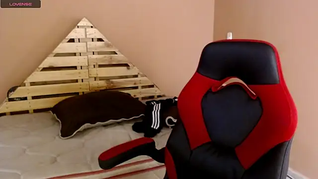 karlgiles  online show from 03.05.25