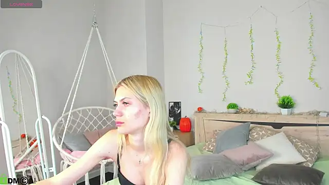 Snapshot of Cherry_Price chatting on 06.11.26 Cherry Price online show from 06.11.26