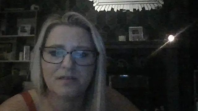 Snapshot of SweetXCandyX chatting on 10.26.25 SweetXCandyX online show from 10.26.25