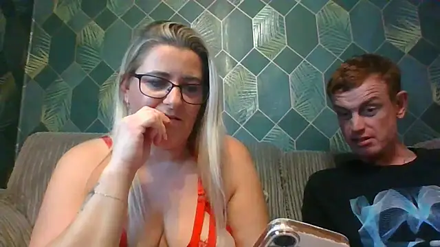 Snapshot of SweetXCandyX chatting on 12.04.25 SweetXCandyX online show from 12.04.25