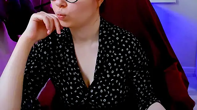 Snapshot of CarolGiggly chatting on 12.21.25 CarolGiggly online show from 12.21.25