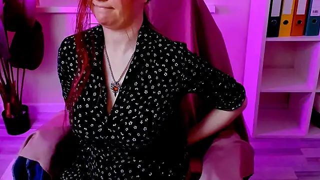 Snapshot of CarolGiggly chatting on 12.21.25 CarolGiggly online show from 12.21.25