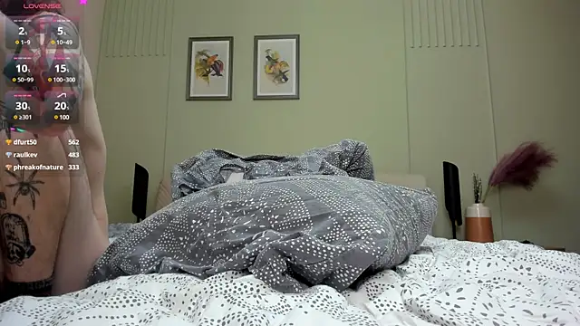 Snapshot of ravenousbiter chatting on 12.08.24 ravenousbiter online show from 12.08.24