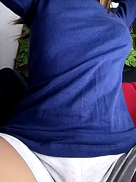 Snapshot of lianisrose chatting on 12.18.25 lianisrose online show from 12.18.25