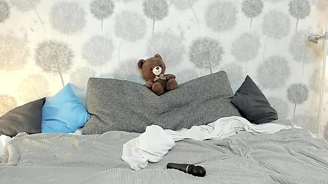 Snapshot of EngelFugler chatting on 01.13.25 EngelFugler online show from 01.13.25