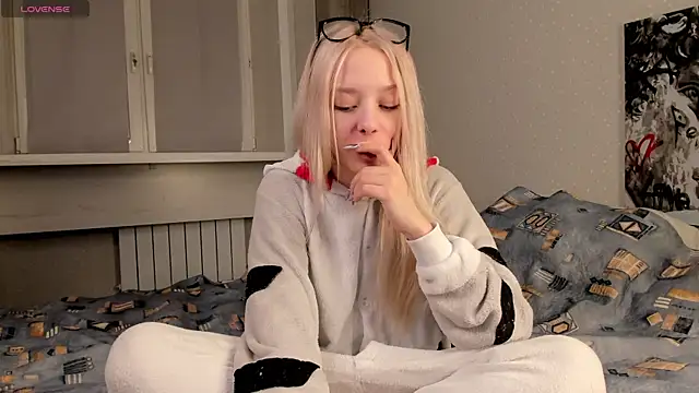 Snapshot of EngelFugler chatting on 02.13.25 EngelFugler online show from 02.13.25