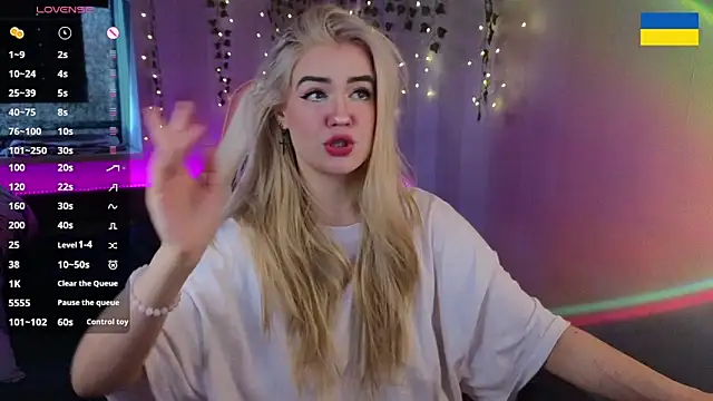 Snapshot of RedVelveten chatting on 09.27.25 RedVelveten online show from 09.27.25