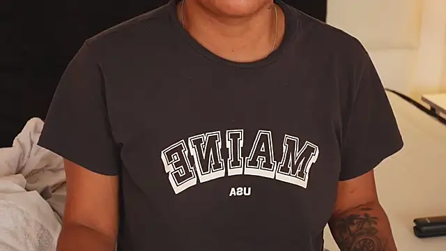 IzzyyBeelmonth online show from 12.22.24