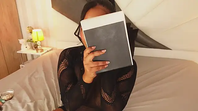 IzzyyBeelmonth online show from 12.23.24