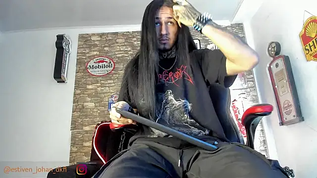 Snapshot of the_beast_master_ chatting on 02.05.25 the beast master online show from 02.05.25