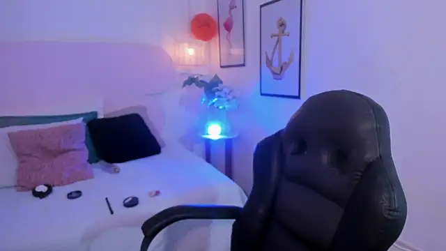 naomiii   online show from 10.14.25