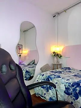 naomiii   online show from 10.18.25