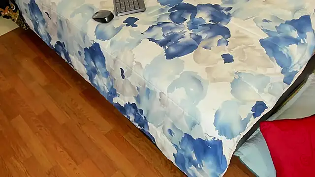 naomiii   online show from 11.08.25