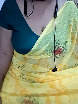 Snapshot of Yours_Radika chatting on 01.01.25 Yours Radika online show from 01.01.25