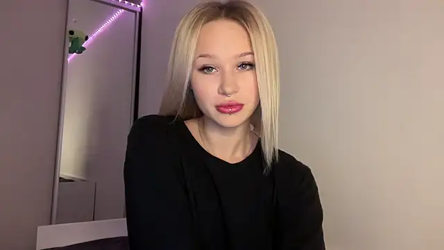 Snapshot of ur_molly chatting on 12.08.24 ur molly online show from 12.08.24