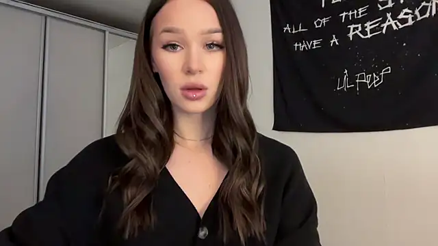 Snapshot of ur_molly chatting on 12.15.25 ur molly online show from 12.15.25