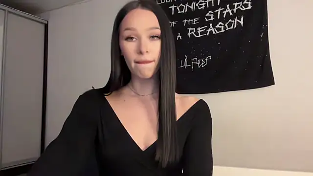 Snapshot of ur_molly chatting on 12.18.25 ur molly online show from 12.18.25