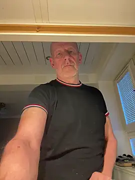 Snapshot of malematureisbest chatting on 12.14.25 malematureisbest online show from 12.14.25