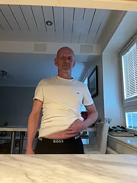 Snapshot of malematureisbest chatting on 12.19.25 malematureisbest online show from 12.19.25