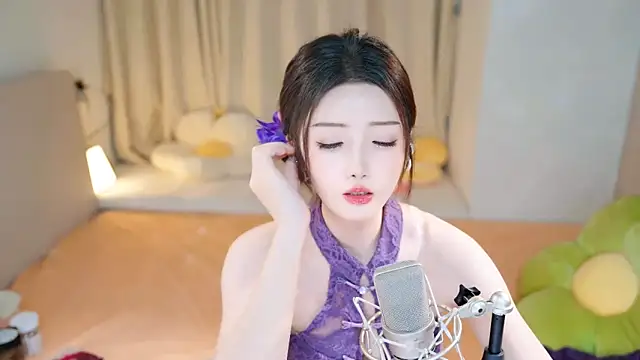 Snapshot of Eimile chatting on 12.12.24 Eimile online show from 12.12.24