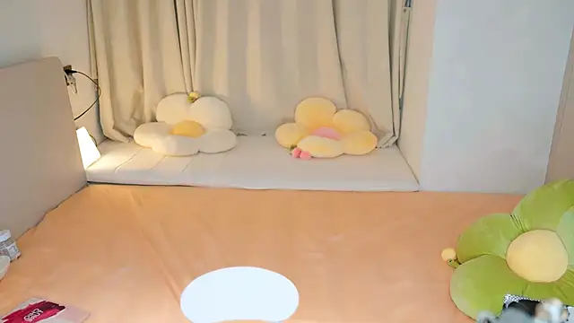 Snapshot of Eimile chatting on 12.16.24 Eimile online show from 12.16.24