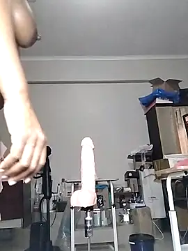 Snapshot of QUEENSHEBAxx01 chatting on 04.09.26 QUEENSHEBAxx01 online show from 04.09.26