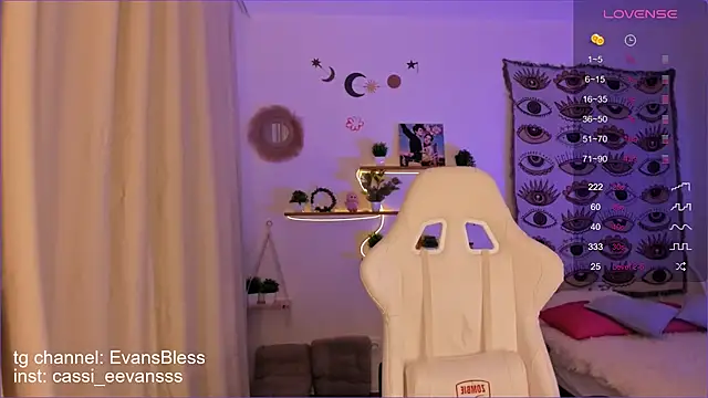 Snapshot of Cassie_Ice chatting on 09.17.25 Cassie Ice online show from 09.17.25