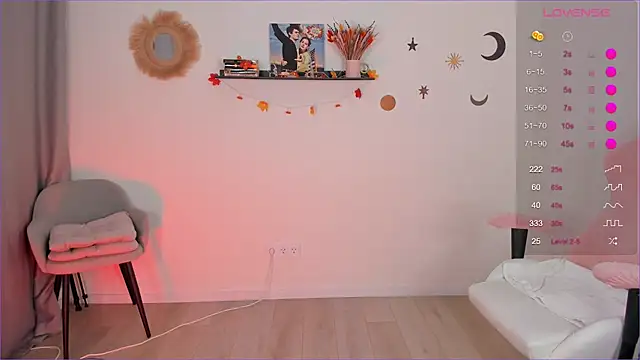 Snapshot of Cassie_Ice chatting on 11.04.25 Cassie Ice online show from 11.04.25