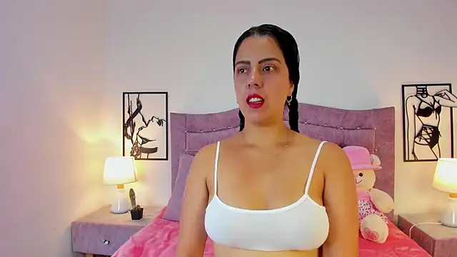 Snapshot of LunaSmitt chatting on 09.25.25 LunaSmitt online show from 09.25.25