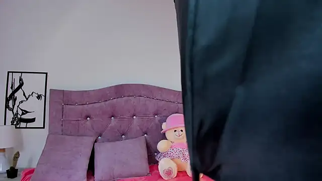 Snapshot of LunaSmitt chatting on 09.28.25 LunaSmitt online show from 09.28.25